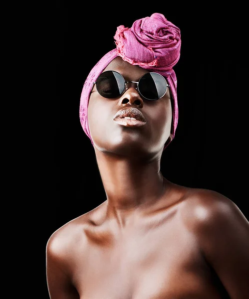 物事は上を見ている 黒を背景にスカーフを被った美しい女性のスタジオショット — ストック写真