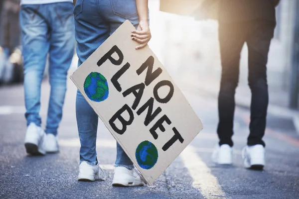 Lidé Plakátem Nebo Praporem Proti Změně Klimatu Protestují Asfaltové Cestě — Stock fotografie