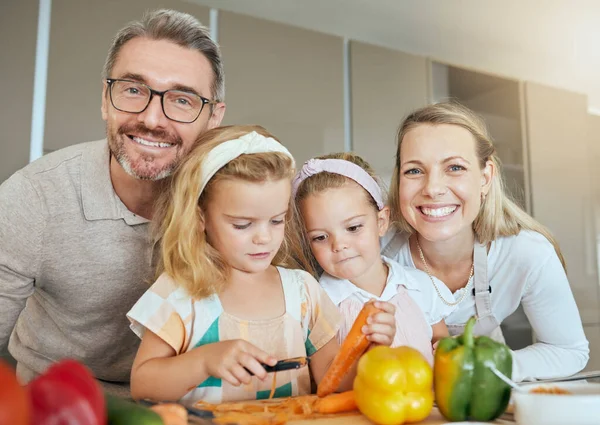 台所でお母さん お父さん 子供たちが一緒に調理し 学びます 家庭教師の子供たちで家族の肖像野菜を調理し カットし 食べ物を準備する方法 子供の発達 人生のスキル — ストック写真