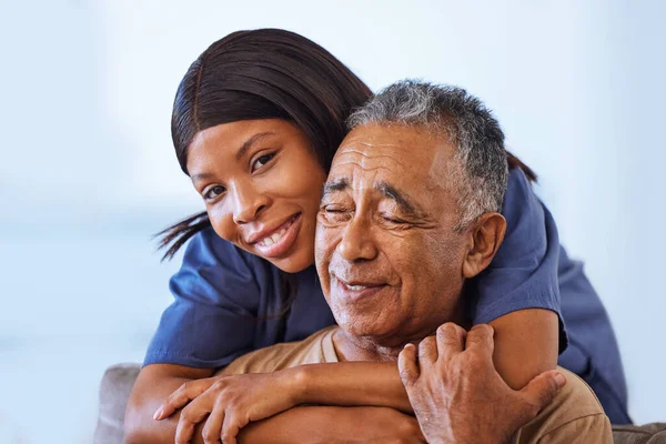Uścisk Pielęgniarek Starszy Mężczyzna Wsparcie Opieki Zdrowotnej Konsultacji Domu Pomoc — Zdjęcie stockowe