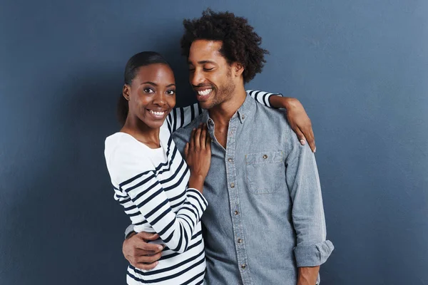 Har Dejtat Ett Tag Ett Lyckligt Ungt Par Som Tillgiven — Stockfoto