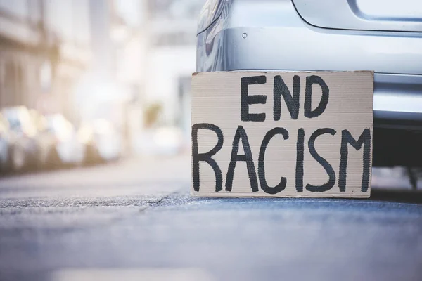 结束城市街道背景下的种族主义标语 宣传团结 人权和种族问题 用模拟镜头照明弹宣传抗议板 以争取自由 平等和制止暴力 — 图库照片
