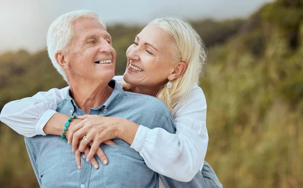 幸福和老年的夫妻在大自然的乡间拥抱 放松或享受美好的时光 以求平静 自由或安宁 微笑或与年迈的退休男女在浪漫的约会中结合 — 图库照片