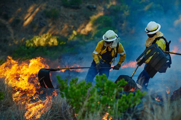 Doit Être Maîtrisé Pompiers Luttant Contre Incendie Sauvage — Photo