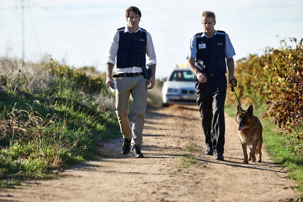 Cerco Indizi Scatto Completo Due Poliziotti Che Camminano Con Loro — Foto Stock