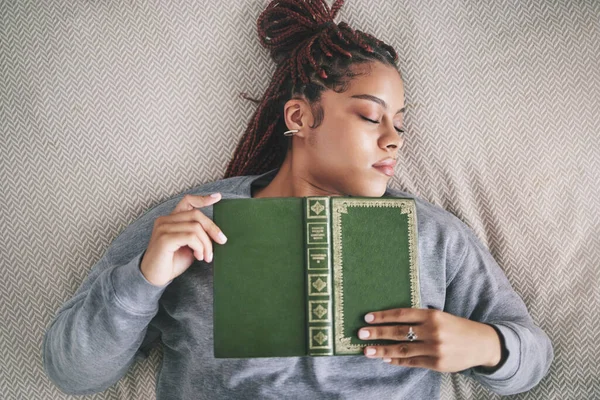在家学习 阅读或学习知识后 带着书本睡觉的学生 在寝室里睡觉的年轻黑人妇女 拿着大学奖学金教育课本 精疲力竭 — 图库照片