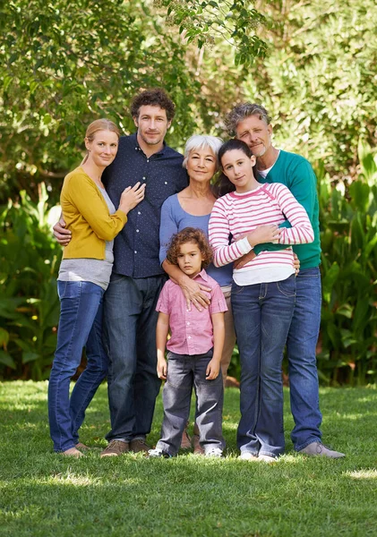 Hebben Sterke Familiebanden Full Length Portret Van Een Gelukkig Gezin — Stockfoto