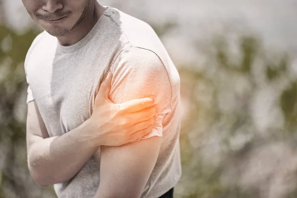 Lesión Brazos Músculos Dolor Del Hombre Durante Aptitud Entrenamiento Ejercicio —  Fotos de Stock