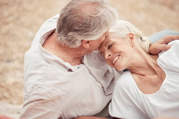 爱情和额头亲吻与夫妇在一起的关怀 关系和里程碑 支持和放松与已婚的老年男子亲吻老妇人 在她的头上浪漫的假期 — 图库照片
