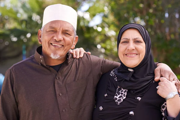 Žít Život Láskou Portrét Usměvavého Staršího Muslimského Páru Venku — Stock fotografie