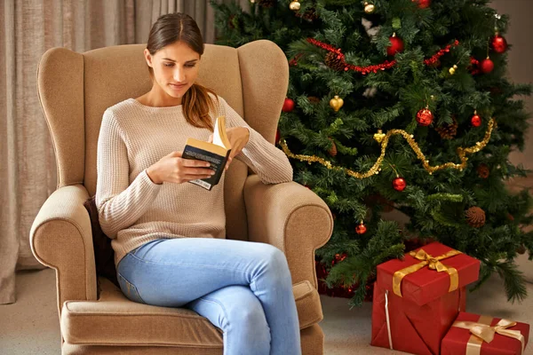 Noel Mutlu Oluyorum Noel Tatili Boyunca Evde Kitap Okuyan Güzel — Stok fotoğraf