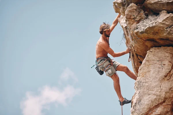 Homem Montanha Rocha Escalada Enquanto Penhasco Pendurado Atleta Adrenalina Aventura — Fotografia de Stock
