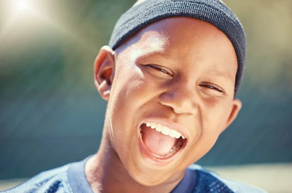 Fitness Sorriso Rosto Uma Criança Negra Quadra Basquete Verão Jogo — Fotografia de Stock