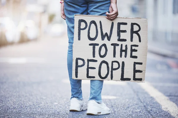 政府または人権のための街の通りで人々の段ボール抗議ポスターへの電力 人種主義 貧困の背景のための自由 平等または署名のための声の意見委員会 — ストック写真