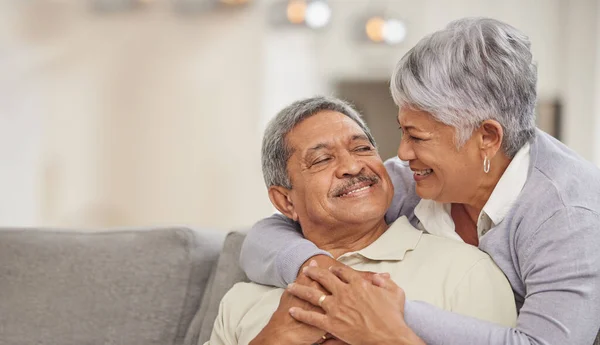 Rahatla Emeklilik Evde Kanepede Oturan Yaşlı Meksikalı Çift Gülümseyerek Sarılarak — Stok fotoğraf