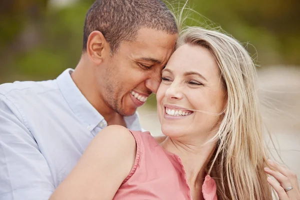 Gelukkig Paar Glimlach Zomer Liefde Outdoor Reizen Miami Jonge Multiculturele — Stockfoto