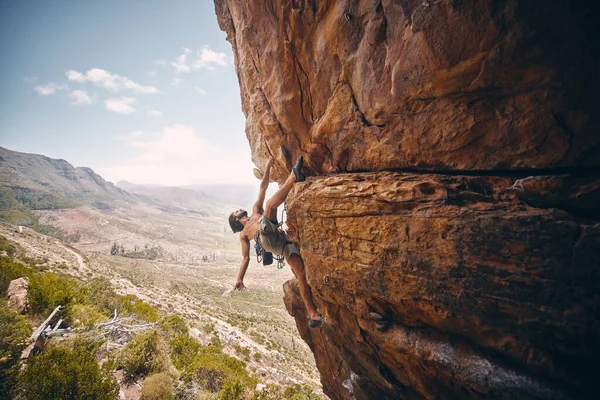 Escalada Corda Alpinista Destemido Penhasco Pedras Grandes Desafio Arriscado Sozinho — Fotografia de Stock