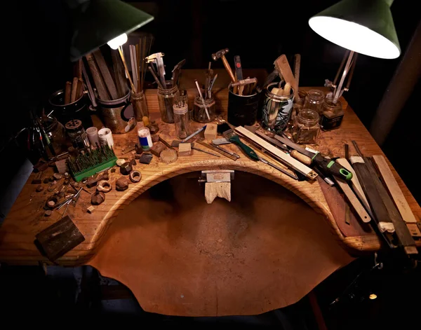 我的创作站一张布满工具的木制书桌的高角图 — 图库照片