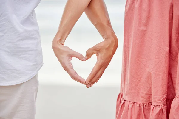 Mãos Casal Coração Amor Praia Livre Por Amor Cuidado Bondade — Fotografia de Stock