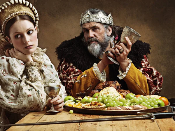 Royal Life Can Wearisome Bored Queen Sitting Alongside Her Husband — Stock Photo, Image