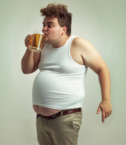 唇に当たるととてもいいですね 太りすぎの男がビールを飲んで — ストック写真