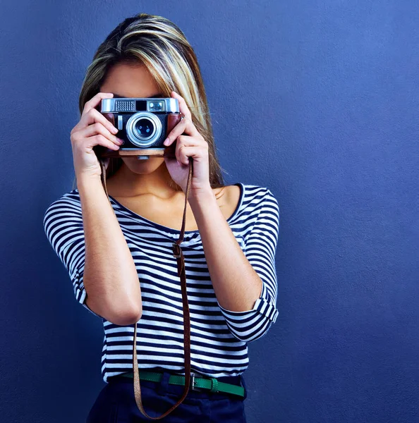 写真家 カメラで写真を撮る若い女性が — ストック写真