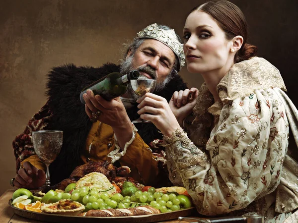 Its Rickety Throne Enough Mead Bored Queen Sitting Alongside Her — Stock Photo, Image