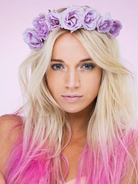 粉色和紫色的女王 一个戴着花冠的年轻漂亮女子的演播室照片 — 图库照片