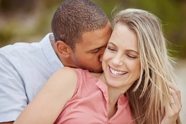 Pareja Interracial Feliz Amor Sonrisa Para Relación Juntos Naturaleza Felicidad —  Fotos de Stock
