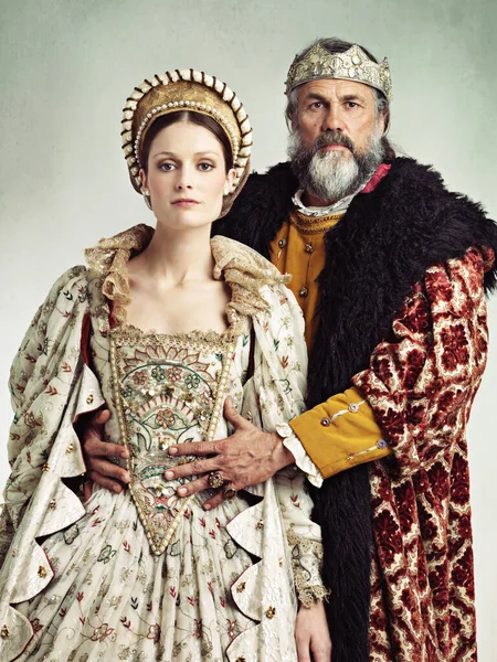 Herrscher Absolut Studioporträt Eines Streng Aussehenden Königspaares — Stockfoto