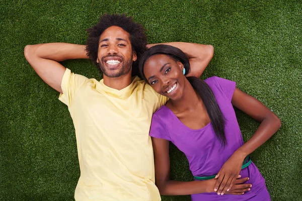 Jag Känner Mig Avslappnad Ett Ungt Afrikanskt Par Som Ligger — Stockfoto