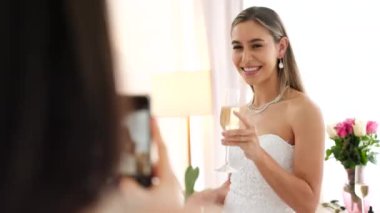 Sosyal medya uygulamasına koymak için düğün kutlaması için şampanya kadehli gelinin akıllı telefon fotoğrafçılığı. Dijital cep telefonuyla çekilmiş gülümseme portresi ya da fotoğraf ve şarap ile kutlayın..