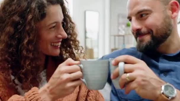 Ευτυχισμένο Ζευγάρι Αγάπη Και Πρωινό Καφέ Ενώ Μοιράζονται Μια Πρόποση — Αρχείο Βίντεο