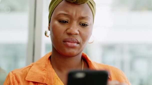 混淆不清的脸黑人女人 阅读电话和社交媒体 在线和通知 非洲人 质疑和愤怒的年轻女性为什么这么想 虚假的新闻移动媒体和令人沮丧的网络流言 — 图库视频影像