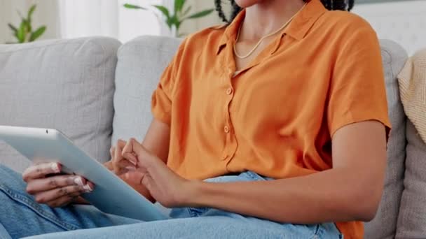Tablette Femme Sur Les Médias Sociaux Détendre Sur Canapé Dans — Video