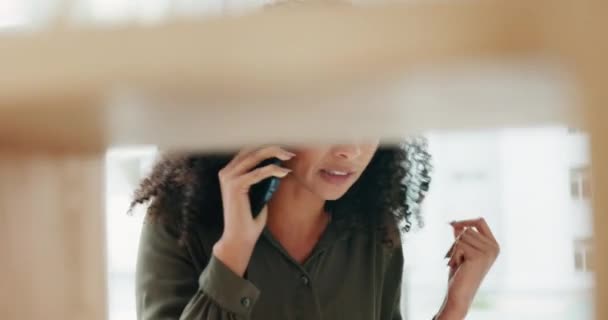 Stress Geschäfte Und Telefonate Mit Einer Frau Die Sich Über — Stockvideo