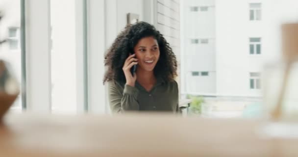 Telefon Kız Konuşmaları Sakin Huzurlu Yeni Bir Dairede Dinleniyor Mutlu — Stok video