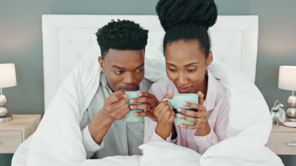 Feliz Pareja Café Cama Gente Negra Relajarse Calmar Con Felicidad — Vídeos de Stock