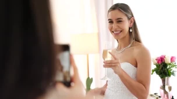 ソーシャルメディアアプリに投稿する結婚式のお祝いのためのシャンパングラスと花嫁のスマートフォン写真 笑顔の肖像写真やデジタル携帯電話で女性の写真やワインとお祝い — ストック動画