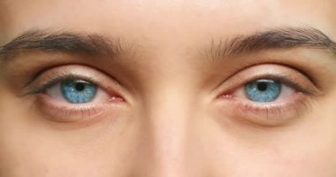 Görüş, gözler ve kadın portresi optometri sağlık hizmetleri, sağIık ya da görme sınavı yakından, makro ya da zoom 'dan izliyor. Kozmetik güzellik ve kontakt lensler için tıbbi farkındalık ve doğal insan mavi iris.