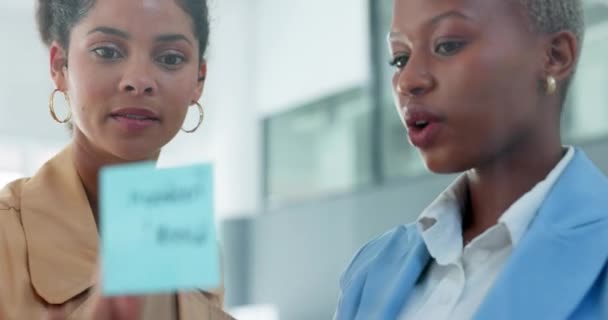 Липка Нотатка Спілкування Співробітництво Команді Маркетингу Жінок Планує Стратегію Реклами — стокове відео