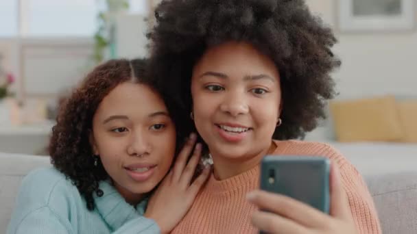 Feliz Amigos Selfie Sofá Unión Risa Mientras Relaja Una Sala — Vídeos de Stock