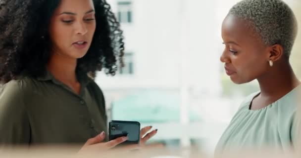 Schwarze Geschäftsfrauen Telefone Und Freunde Den Sozialen Medien Klatschnachrichten Oder — Stockvideo