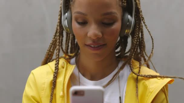 Fones Ouvido Smartphone Mulher Com Aplicativo Streaming Música Ouvir Podcast — Vídeo de Stock