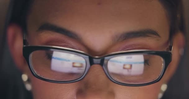 Bedrijfsvrouw Scherm Reflectie Met Bril Voor Digitale Stralingsbescherming Met Werk — Stockvideo