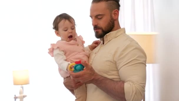 Vader Gesprek Met Pasgeboren Baby Met Speelgoed Voor Gezonde Groei — Stockvideo