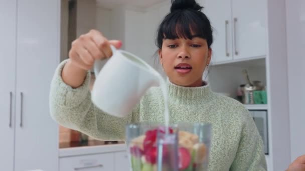 Wanita Vegetarian Smoothie Sehat Dan Milkshake Untuk Detox Buah Buahan — Stok Video