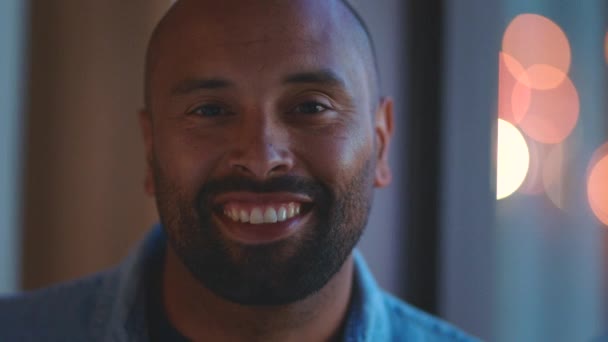 Щасливий Чоловік Посмішка Обличчя Демонструючи Ідеальні Зуби Позитивний Мислення Темній — стокове відео