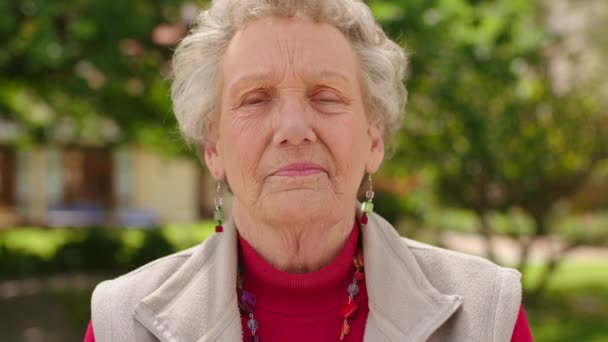 Senior Portret Pensioneringstuin Vrouw Natuur Zomer Met Mode Kleding Tuinieren — Stockvideo