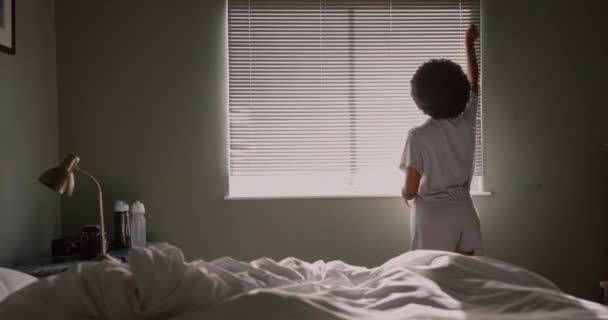 Jalousien Fenster Und Mädchen Wachen Morgens Nach Dem Schlafen Haus — Stockvideo